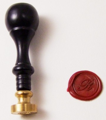 1120887 zegel messing en hout letter r