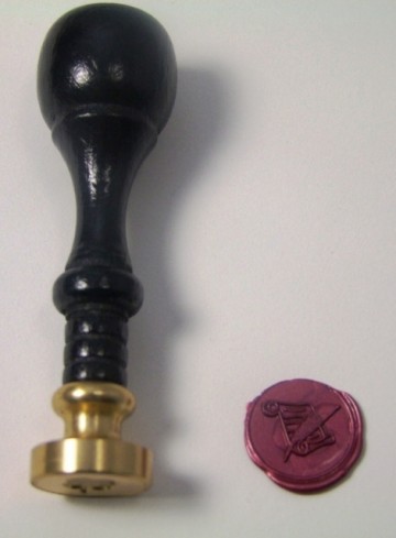 Messingzegel hout schrijfveer en scroll